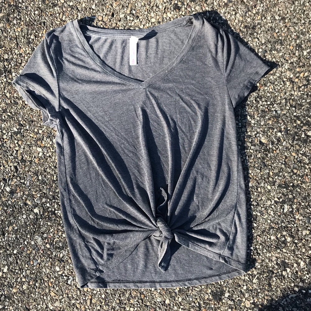 grey tied tee